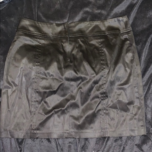 Black fitting mini skirt - Picture 2 of 3